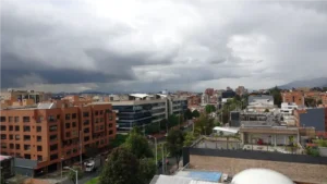 Vista urbana de Bogotá para artículo sobre la Resolución 2708 de 2026 y las circulares laborales derogadas.
