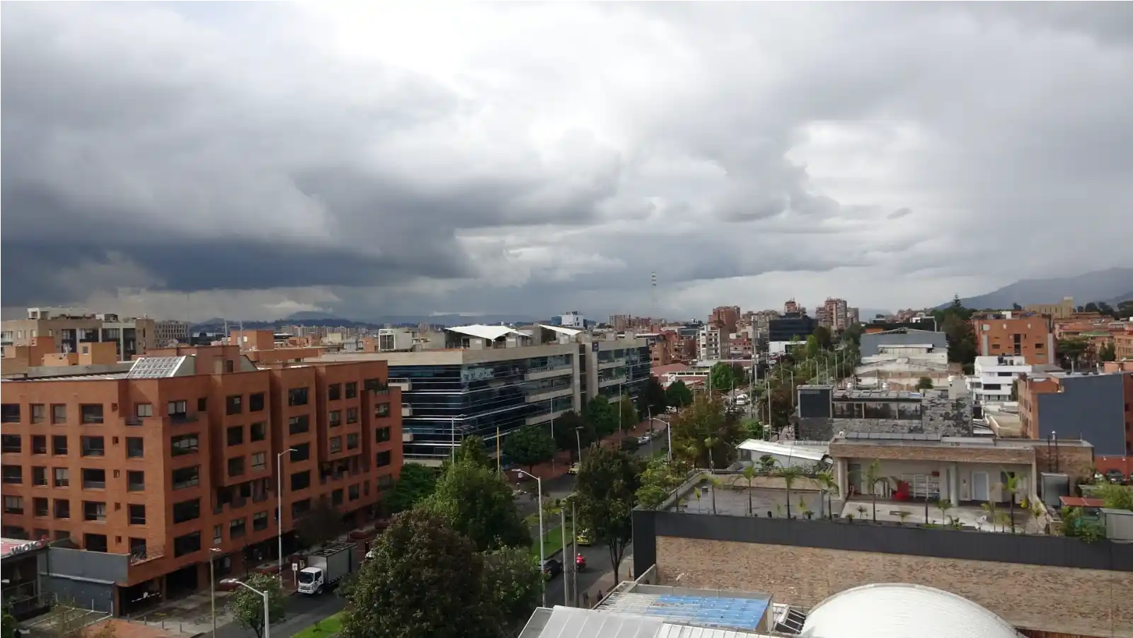 Vista urbana de Bogotá para artículo sobre la Resolución 2708 de 2026 y las circulares laborales derogadas.