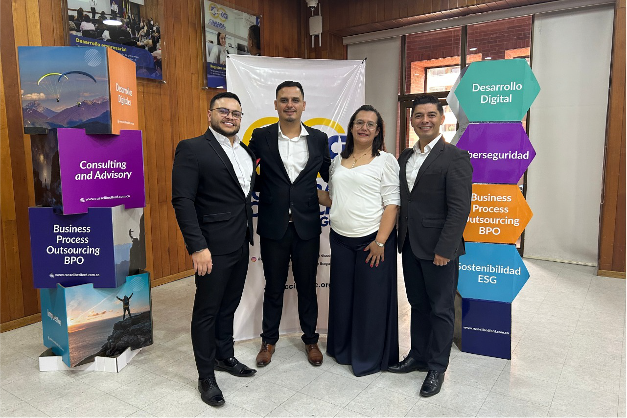 Equipo profesional de Russell Bedford en un evento empresarial sobre servicios corporativos y Employer of Record en Colombia