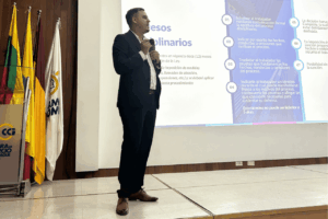 Expositor de Russell Bedford en presentación empresarial sobre temas laborales relacionados con la reforma pensional en Colombia