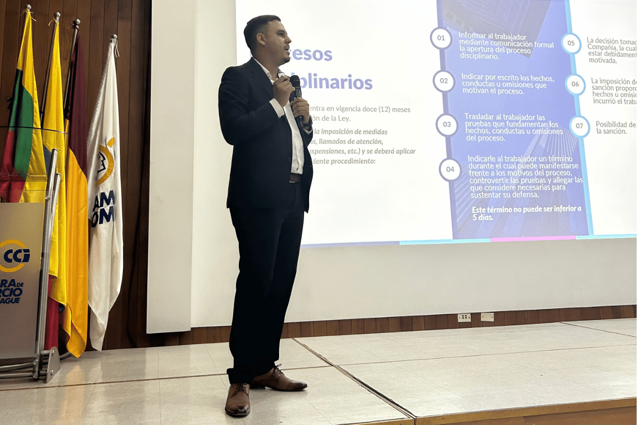 Expositor de Russell Bedford en presentación empresarial sobre temas laborales relacionados con la reforma pensional en Colombia