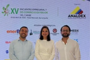 Tres profesionales en el XV Encuentro Empresarial y de Comercio Exterior del Caribe en Barranquilla, en el contexto de la tributación de servicios transfronterizos en Colombia.