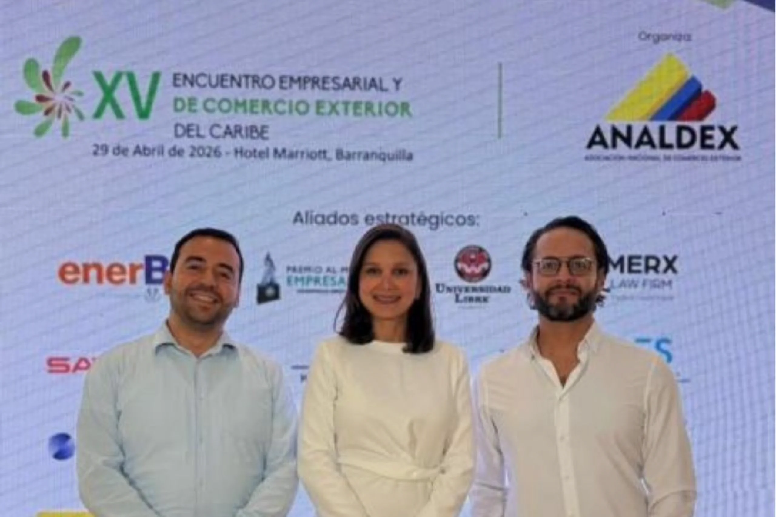Tres profesionales en el XV Encuentro Empresarial y de Comercio Exterior del Caribe en Barranquilla, en el contexto de la tributación de servicios transfronterizos en Colombia.