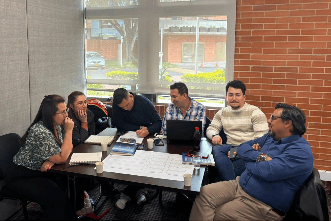 Reunión empresarial sobre acuerdo de accionistas en Colombia