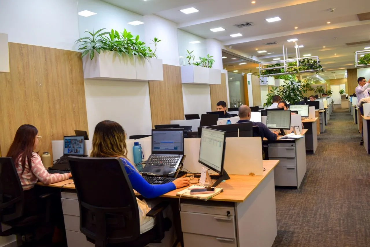 Equipo de trabajo en oficina corporativa de Russell Bedford relacionado con deducciones tributarias por contratación de adultos mayores y mujeres víctimas de violencia.