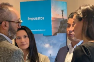 Profesionales conversan en un encuentro tributario de Russell Bedford Colombia a cerca de la autorretención especial.