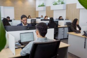 Equipo de profesionales de Russell Bedford Colombia analizando beneficios tributarios y el límite del artículo 259-1 del Estatuto Tributario.