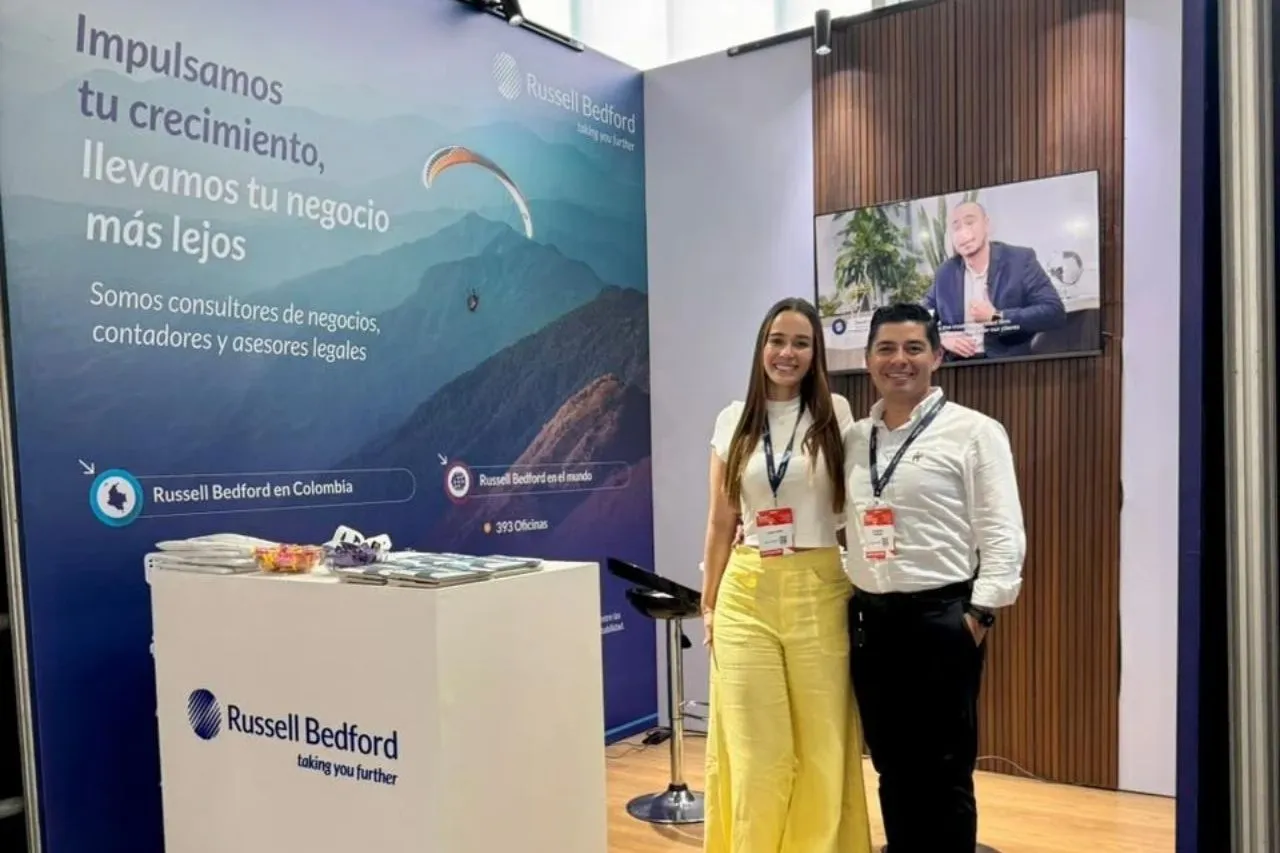 Profesionales en un espacio corporativo de Russell Bedford Colombia, firma que ofrece asesoría legal para empresas.