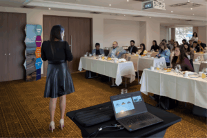 Conferencia empresarial sobre métodos de valoración de empresas en un entorno corporativo